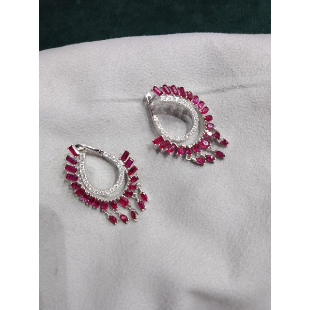 Gemstone details Diamond weight: 0.82 cts Ruby weight: 5.08 cts 18K gold Net weight: 10.26 grams Gross weight: 11.44 grams...