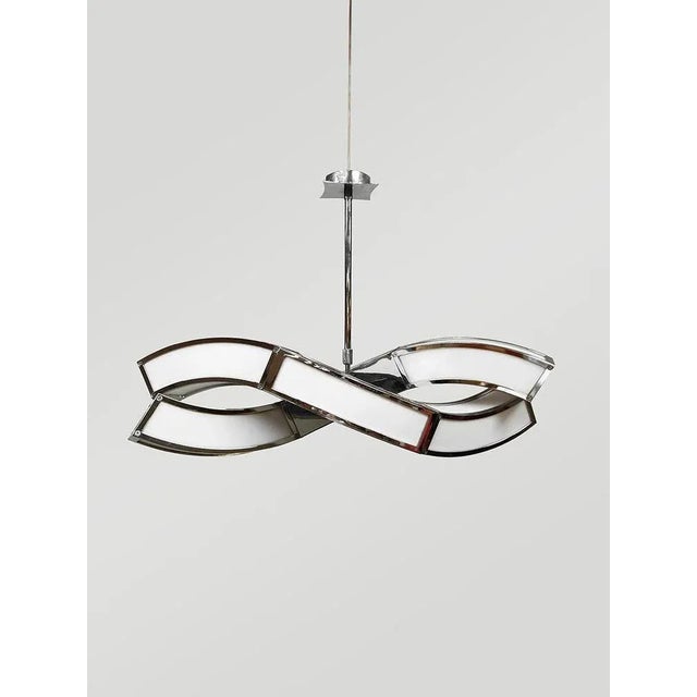 Sleek, sculptural and a bit spacey. This special pendant lamp is equipped with 2 'swirl' arms that are adjustable in...