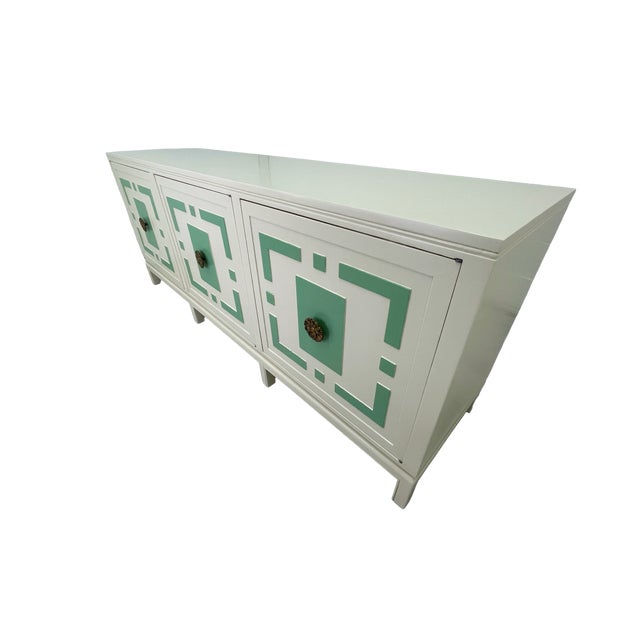 1960s James Mont Style Lacquered Credenza in Cream & Mint Green, Hollywood Regency, 1960s (Attributed) For Sale - Image 5 of 16