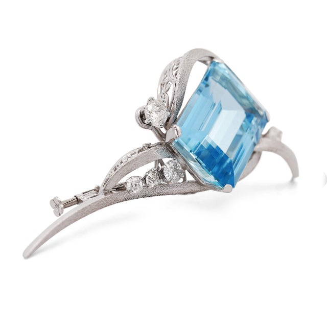 Art Deco 1960s 39.20 Carat Emerald Cut Aquamarine & Diamond Retro Era 14k White Gold Wing Pin For Sale - Image 3 of 5