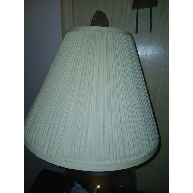 1970s Hollywood Regency Brass and Pink Glass Ginger Jar Table Lamp With Handpainted Calla Lily For Sale - Image 12 of 12