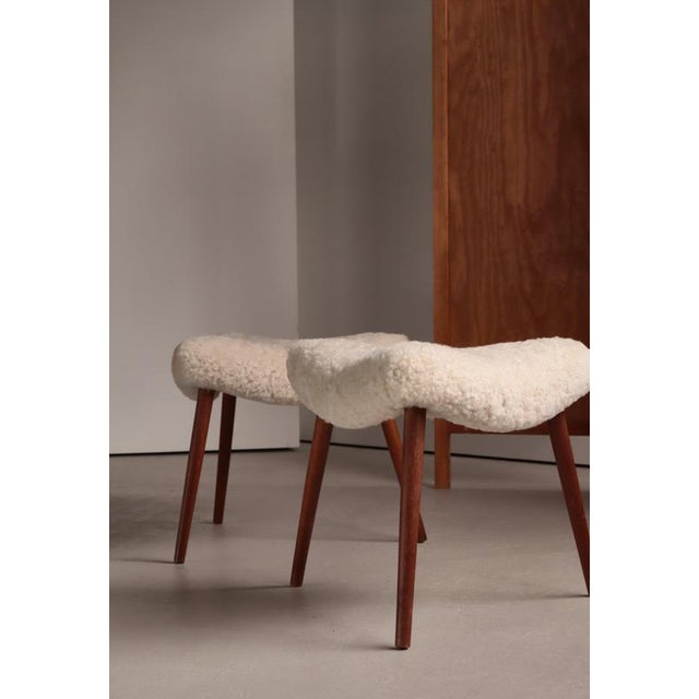 1950s Scandinavian Modern Stools in Oakwood & Sheepskin, Denmark, 1950s, Set of 2 For Sale - Image 5 of 13