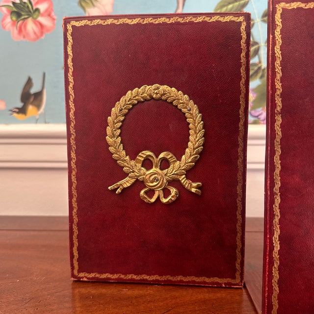 Early 20th Century 20th Century Red Leather Brass Laurel Wreath Bookemds a Pair For Sale - Image 5 of 12
