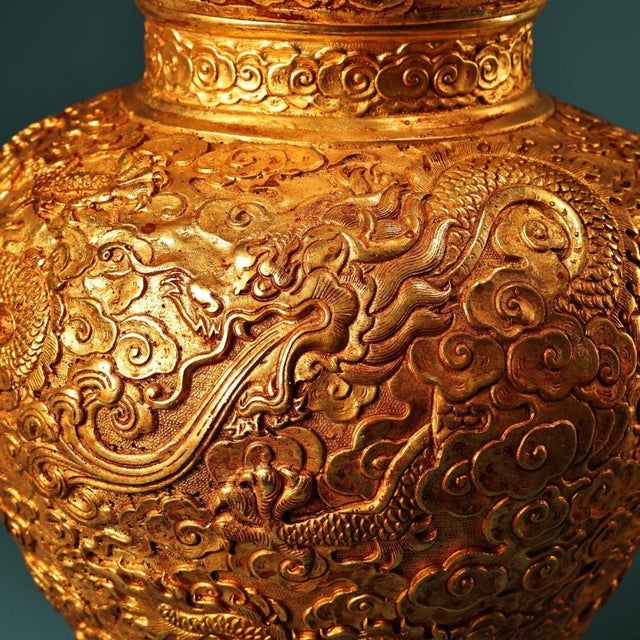 Early 20th Century Magnificent Chinese Gilt Bronze High-Relief "Nine Dragons" Covered Jar With "Qianlong" Mark For Sale - Image 9 of 10