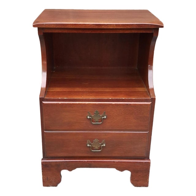 Mid 20th Century Hickory Manufacturing Mahogany Bedside Table For Sale