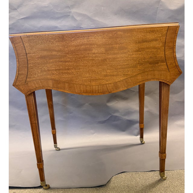 George Hepplewhite Pair of 1920s English Inlaid Mahogany Dropleaf Pembroke Tables For Sale - Image 4 of 8