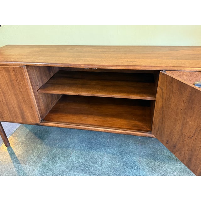 Brown 1960s Combed Walnut 3 Door 3 Drawer Credenza For Sale - Image 8 of 13