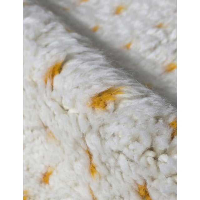 Ivory Moroccan Rug – Handmade Minimalist Berber Wool Carpet This elegant handmade Moroccan rug features a soft ivory wool...