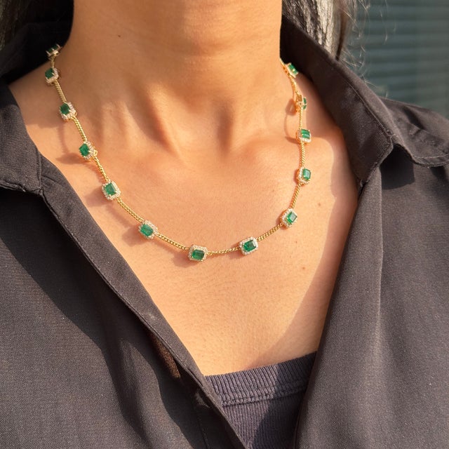 VRJewels Luxury 6.2 Carat Emerald & Diamond 16 Inch Curb Link Chain Necklace in 14k Gold For Sale - Image 11 of 15