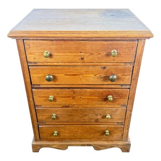 Early 20th-Century Pine Chest of Drawers With Original Brass Knobs For Sale