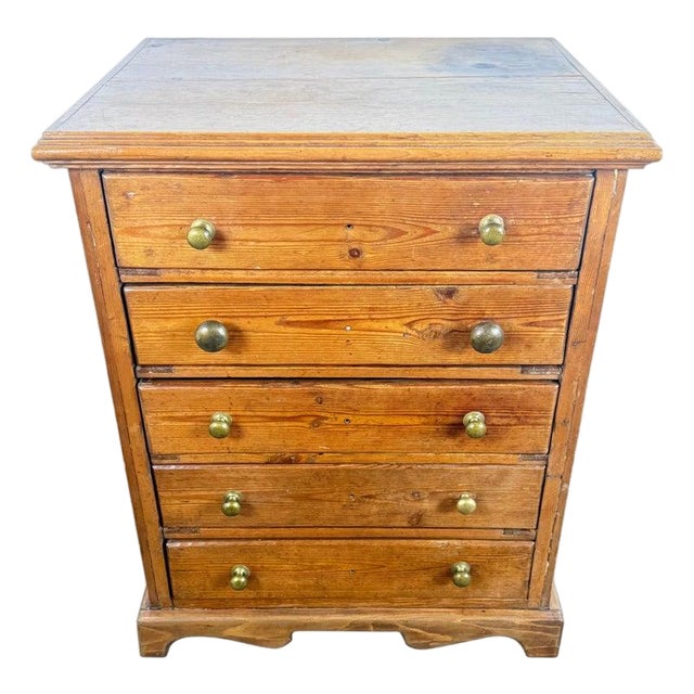 Early 20th-Century Pine Chest of Drawers With Original Brass Knobs For Sale