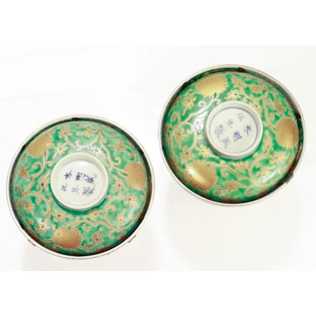 Green Pair of Antique Japanese/Chinese Gilt Imari Arita Porcelain Rice Bowls & Covers For Sale - Image 8 of 18