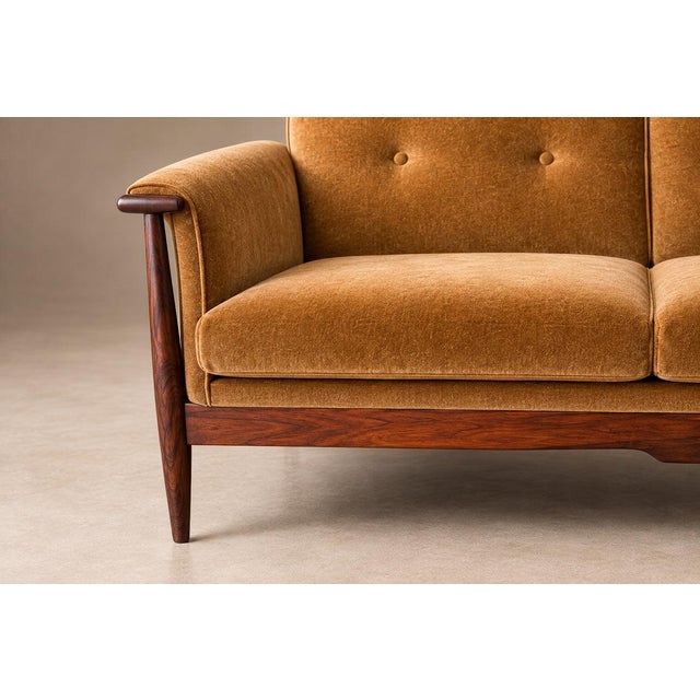“Canoa” Sofa in Brazilian Rosewood and Warm Camel Velvet, Liceu de Artes e Ofícios, Brazil, 1960s — Lot 856C For Sale - Image 13 of 18