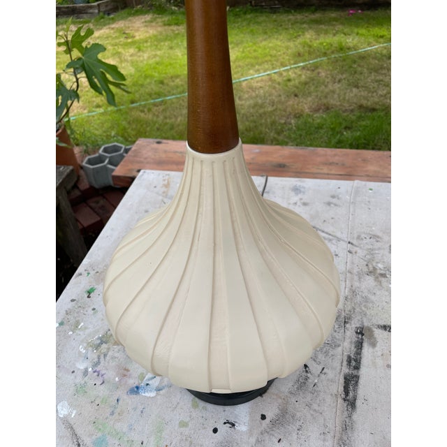 Mid-Century Modern 1990s Mid-Century Modern Elongated Fortune Lamp Co. Teardrop Table Lamp in Walnut & Porcelain - A Pair For Sale - Image 3 of 9