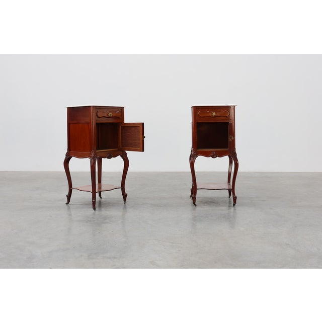 Walnut Louis XV Nightstands with Carrara Marble Tops, France, 1900, Set of 2 For Sale - Image 4 of 17