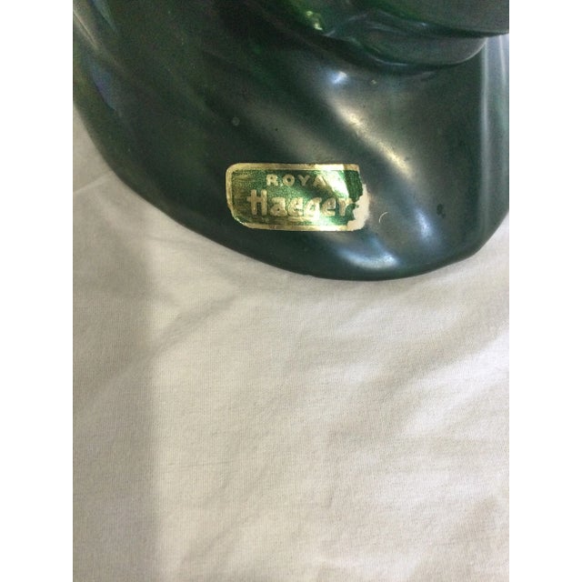 1970s Royal Haeger R85g Emerald Green Swan Vase With Original Label For Sale In Orlando - Image 6 of 13