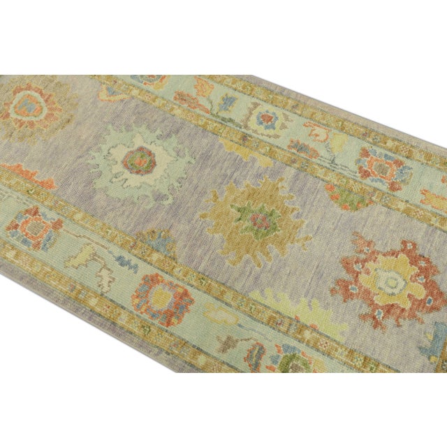 This modern Turkish Oushak rug is a stunning piece of art that has been handwoven using traditional techniques by skilled...