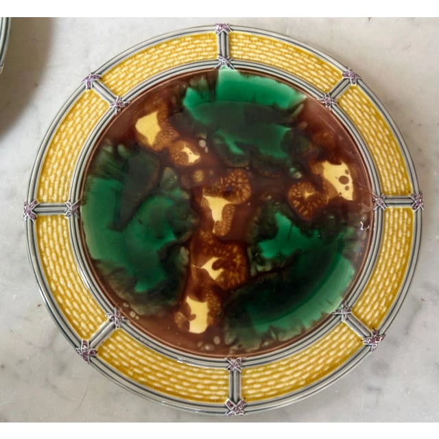 Ceramic 19th Century Wedgwood Majolica Plate With Basketweave Rim For Sale - Image 7 of 11