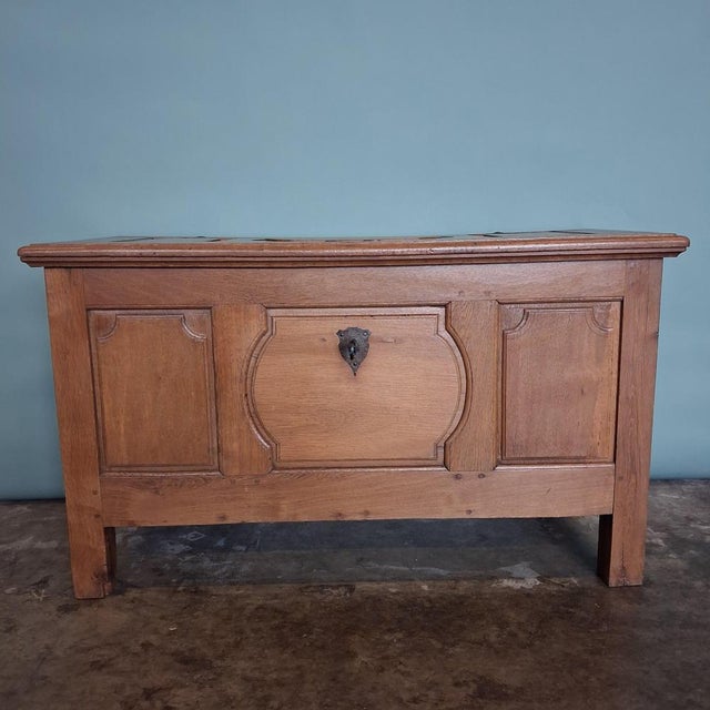 This antique oak chest dates from the late 18th or early 19th century. Crafted from solid oak, it reflects the honest and...