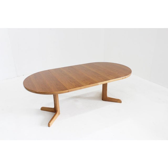 Vintage Danish round extendable dining table from the 1960s with 2 extension leaves, originating from Denmark. Subtle wood...