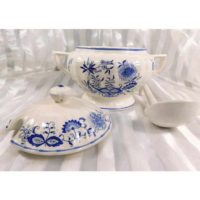 Traditional 1960s Footed Covered Soup Tureen in Blue Onion For Sale - Image 3 of 6