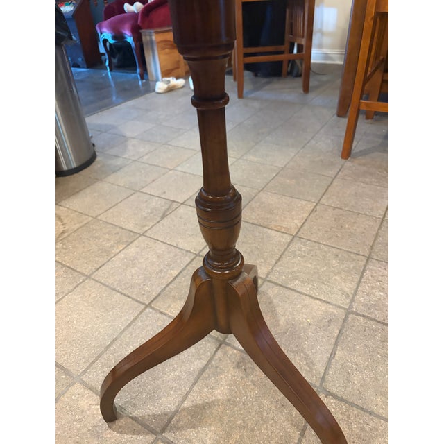 Vintage Columbia Manufacturing Co. Figured Wood Pie-Crust Pedestal Side Table For Sale - Image 4 of 7