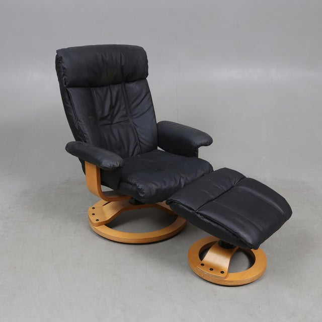 Set of Vintage Scandinavian Lounge Chair with Ottoman in Black Leather and Wood Frame, 1980s For Sale - Image 9 of 9