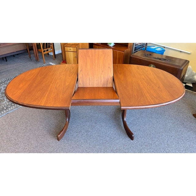 European Mid Century Modern Extending Oval Teak Dining Table W/ Butterfly Leaf & Whale Fin Pedestal Base by G-Plan Furniture, Uk c.1960 For Sale - Image 12 of 14
