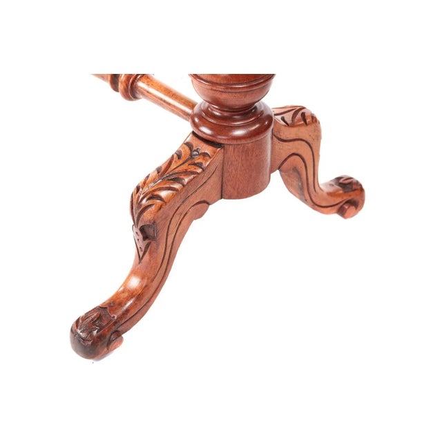 This is a 19th Century Victorian antique mahogany side / lamp table with a lovely top supported on ring turned columns,...