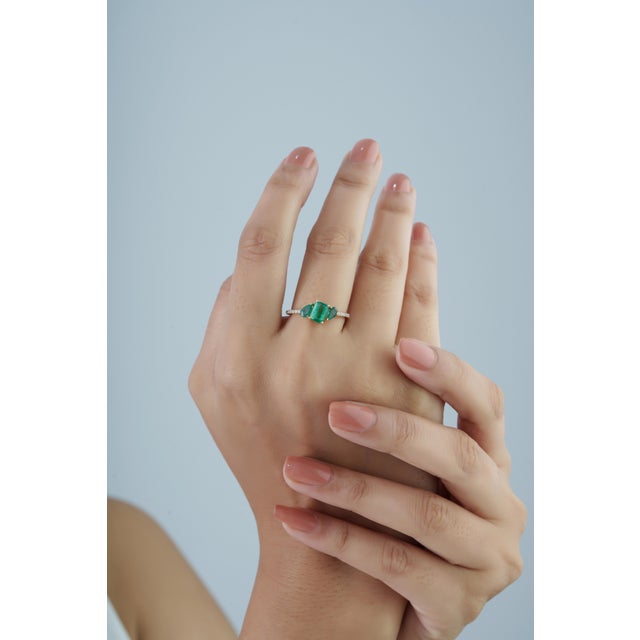 Green 1.43ct Mixed-Cut Emerald & Diamond Three-Stone Ring Size 7 in 14k Yellow Gold For Sale - Image 8 of 16