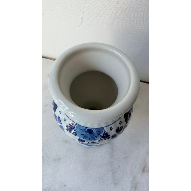 Chinoiserie Vintage 1974 Royal Delft Hand-Painted Blue & White Pedestal Baluster Vase For Sale - Image 3 of 8