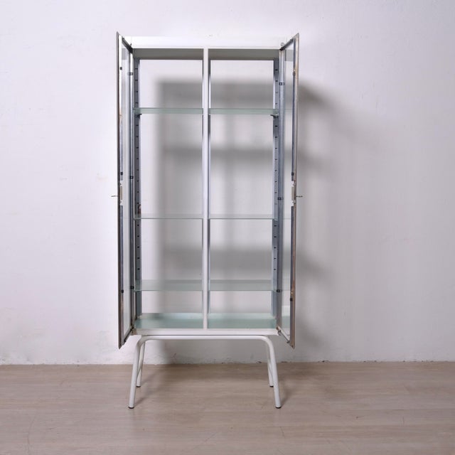 Vintage Italian Medical Display Cabinet, 1960s, in Good conditions. Designed 1950 to 1959