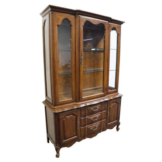 French Provincial Thomasville Furniture Tableau Collection Country French Provincial 50" Lighted Display China Cabinet 14121-410 For Sale - Image 3 of 16