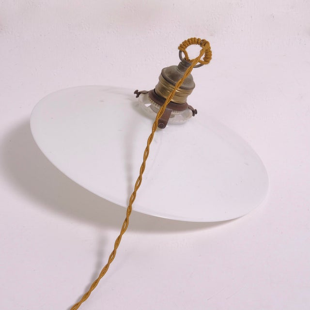 Beautiful and original vintage suspension light, circa 1930s, in white milk glass, wire, and with ceramic "rosette"...