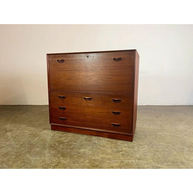 A beautiful secretary by Peter Hvidt and Orla Mølgaard Nielsen for Søborg Møbelfabrik. The secretary was made of solid...