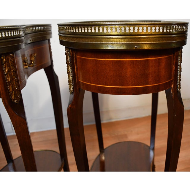 French 1930 Pair French Mahogany Inlay Marble Top Kidney Shape Nightstands Bedside Tables For Sale - Image 3 of 15