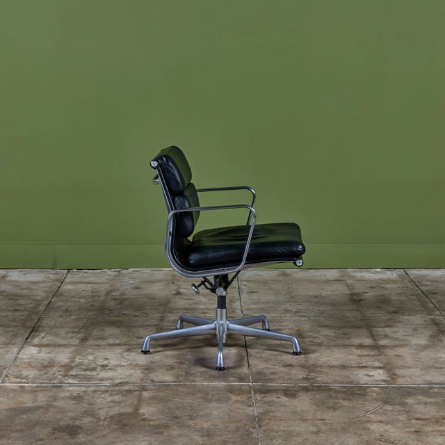 Mid-Century Modern Eames Soft Pad Management Chair for Herman Miller For Sale - Image 3 of 18