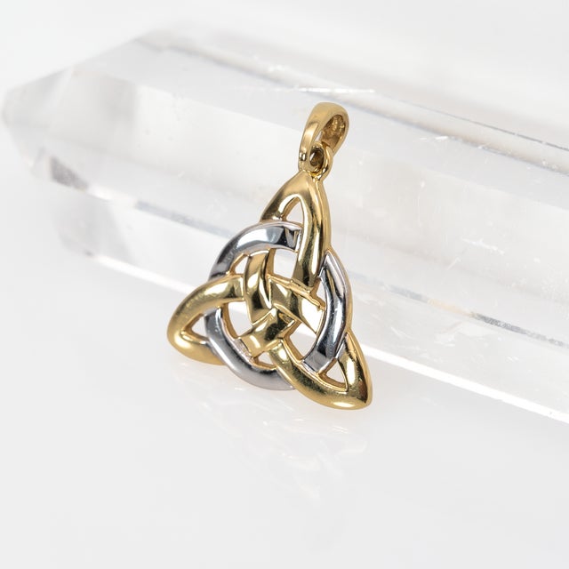 2020s Triquetra Estate Pendant in Solid 14k Gold - Timeless Fine Jewelry For Sale - Image 5 of 6