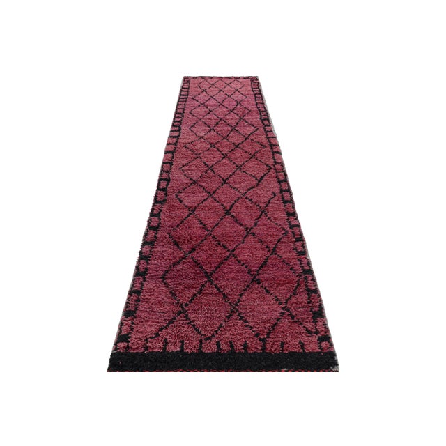 1950s Vintage Moroccan Runner Rug in Magenta & Black Diamond Patterns | Rug & Kilim For Sale - Image 5 of 7