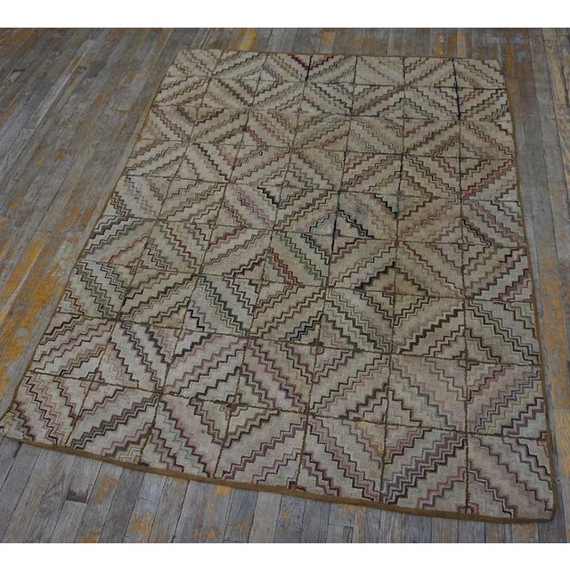 1950s Soft Zig Zag Modern Vintage American Hooked Rug 4' 6''x5' 8'' Woven Wool Carpet For Sale - Image 10 of 10