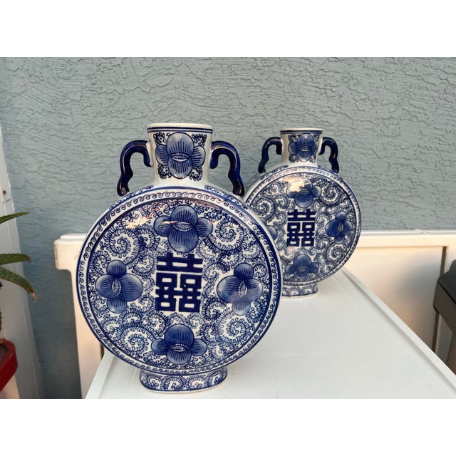 Late 20th Century Vintage Asian Flat Urns With Two Handles in Blue & White- 2 For Sale - Image 5 of 8