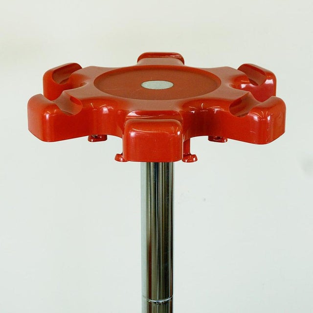Gold Red Plastic and Chrome Vip Coat Rack attributed to Lucci and Orlandini for Velca, Italy, 1970s For Sale - Image 8 of 10