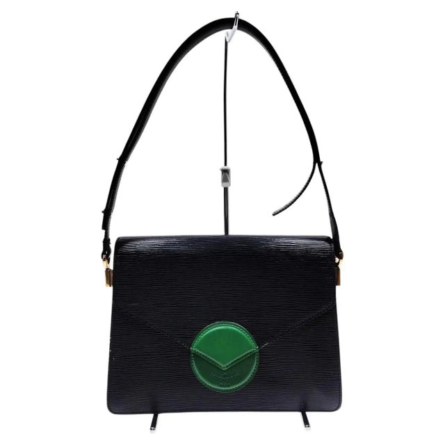 This vintage Louis Vuitton Hoche shoulder bag is crafted from durable wave-textured Epi leather, featuring a striking two-...