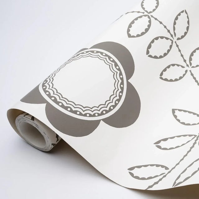 Schumacher Sample - Schumacher x Neisha Crosland Tudor Rose Wallpaper in Charcoal White For Sale - Image 4 of 5