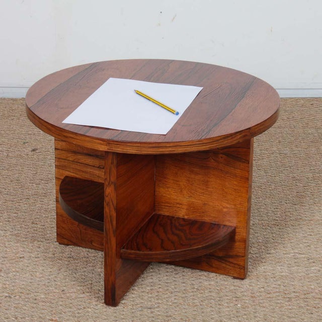 20th Century Round Coffee Table in Walnut and Rosewood, in Good conditions. Designed 1920 to 1949