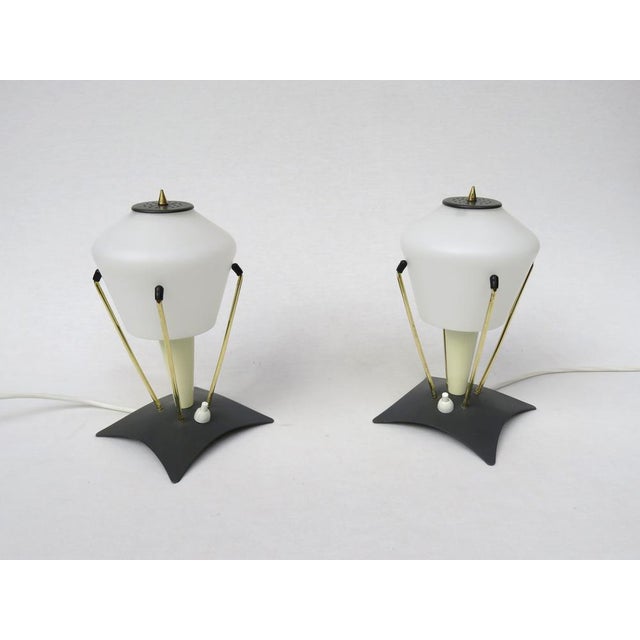 Ein Paar außergewöhnliche kleine Tischleuchten „Rocket“ aus den 50er Jahren. Der Stand ist matt anthrazit lackiert, die...