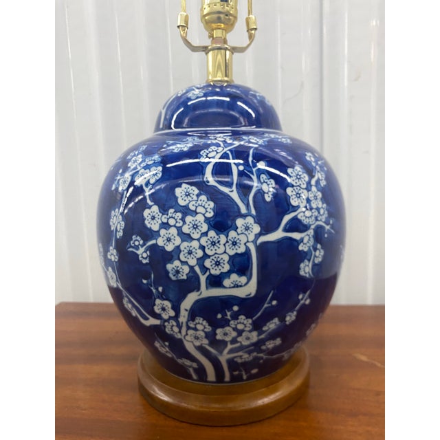 Ralph Lauren Blue and White Chinoiserie Ginger Jar table lamp Features a traditional ginger jar shape with a blue and...