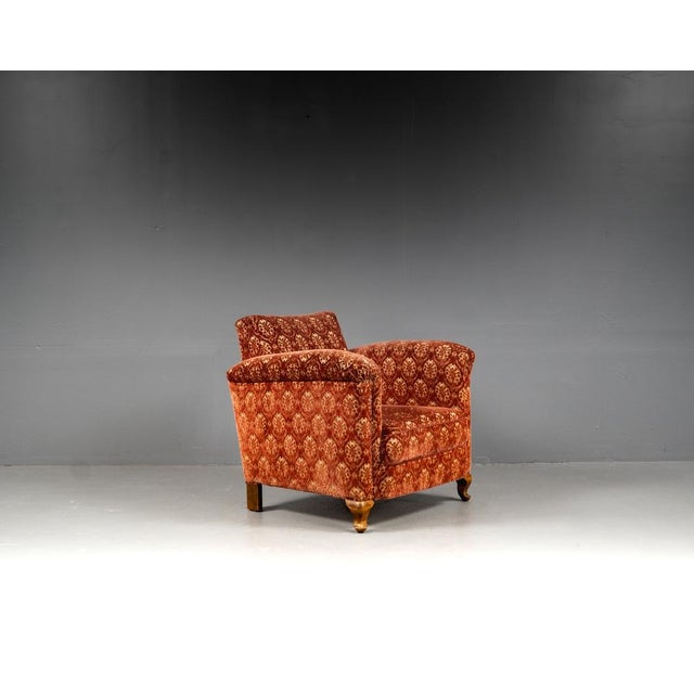 The armchair is constructed with a sturdy beech wood frame and spring core. Upholstery in brocade, in red and beige, the...