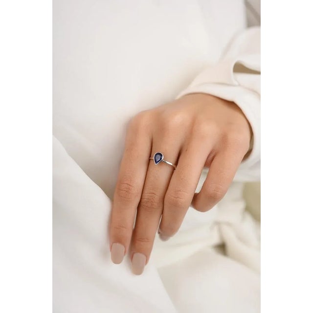 Modern 14k White Gold Royal Blue Pear Cut Ring Size 7 For Sale - Image 3 of 9