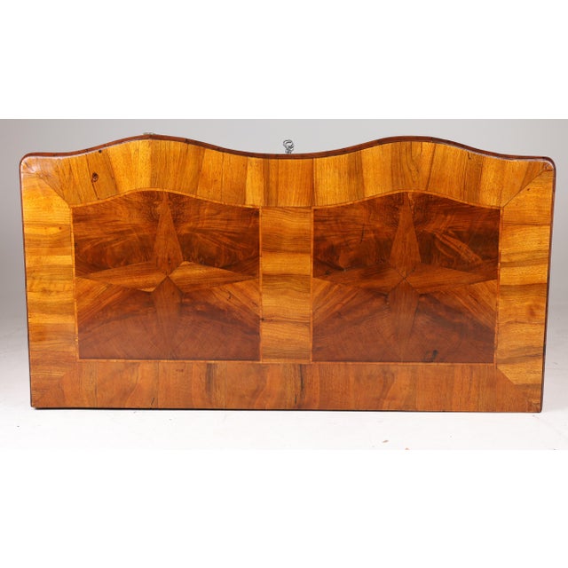 Baroque Chest of Drawers in Walnut, 1780 For Sale - Image 4 of 18